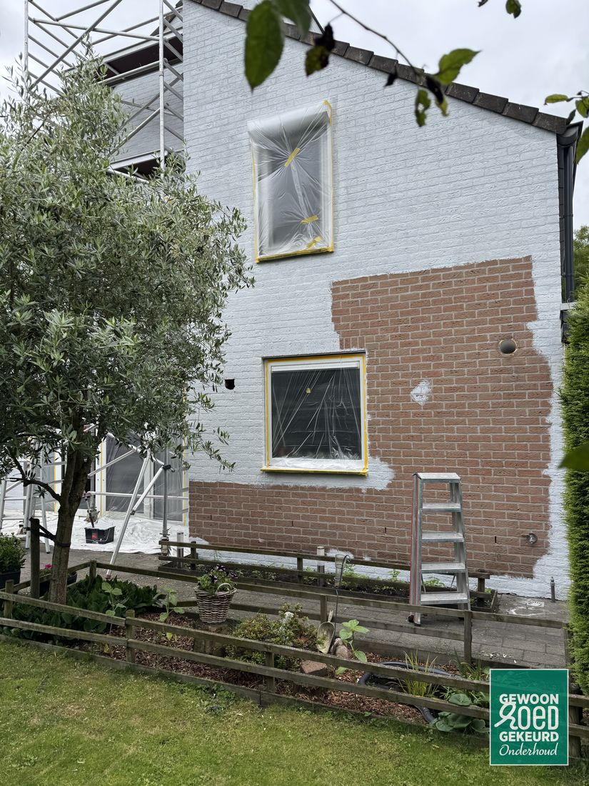 Gevel half geschilderd