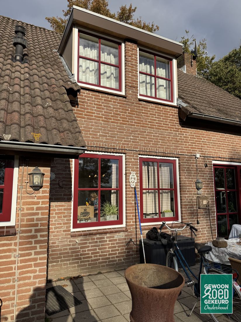 Nieuwe bordeauxrode kozijnen geplaatst